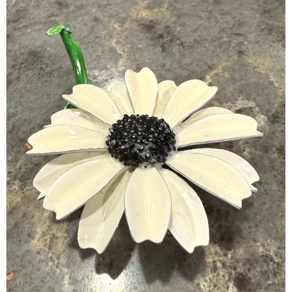 Vintage Brooch 1960's‎ Flower Power White Enamel Daisy Black Center